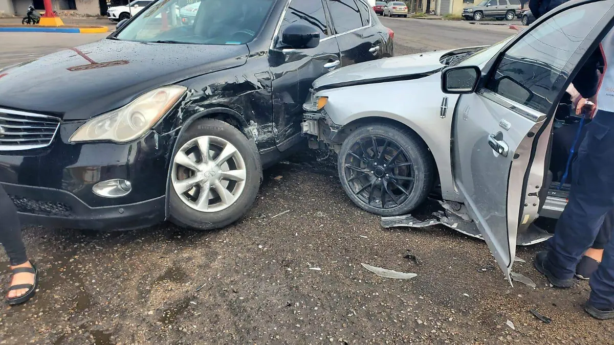 En Calzada Constitución y calle 2, la responsable de aparatoso choque de autos